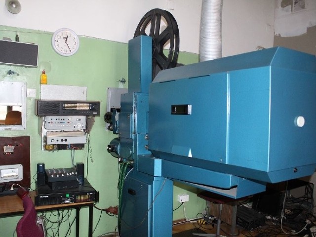 Stary projektor w kinie Niżańskiego Centrum Kultury Sokół musi być zastąpiony nowoczesnym sprzętem.