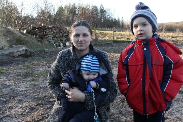 Halina Borowiec z pięcioletnim synkiem Markiem i młodszym - Damiankiem marzą, że uda im się odbudować dom w tym samym miejscu, w którym stał spalony budynek. Na razie jest tutaj puste pole.