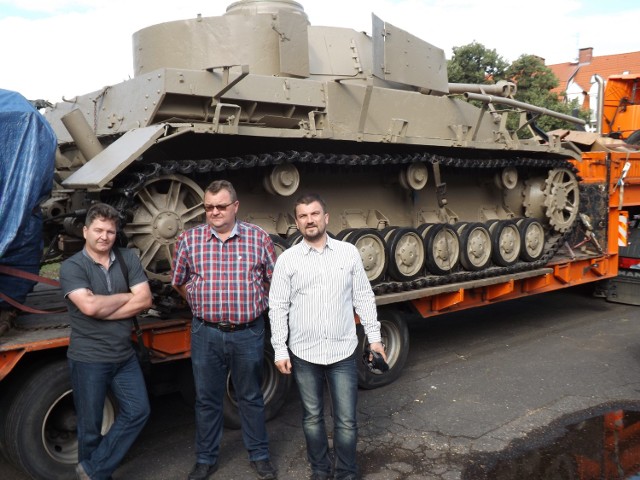Od lewej: ppłk Tomasz Ogrodniczuk z Muzeum Wojska Polskiego, Artur Zys i Aleksander Ostasz na tle Panzer IV