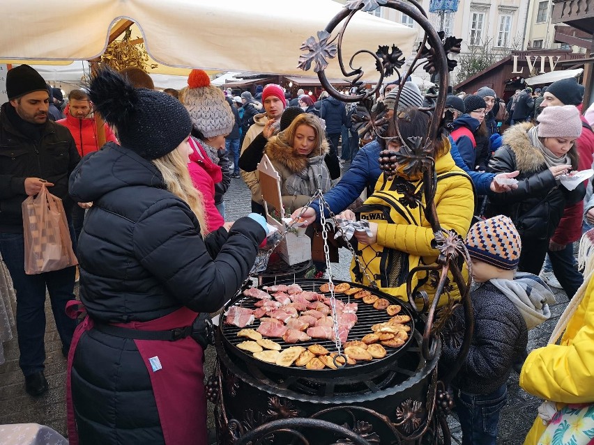 Kraków. Tłumy ludzi, odwiedziły w sobotnie popołudnie  Jarmark Bożonarodzeniowy  [ZDJĘCIA]