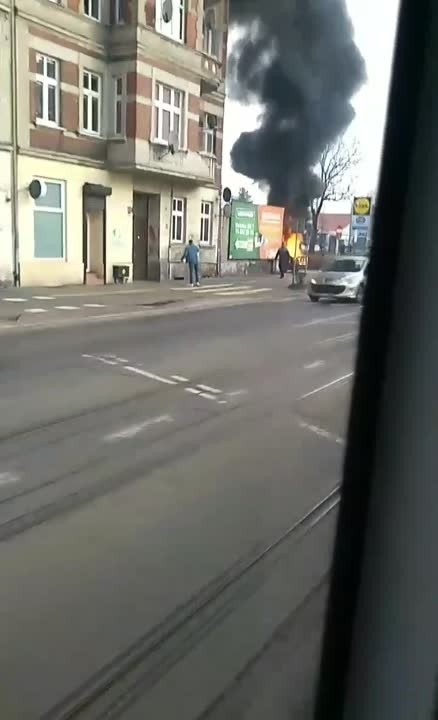 Pożar na Hubskiej. Auto całe w płomieniach [FILM]                             