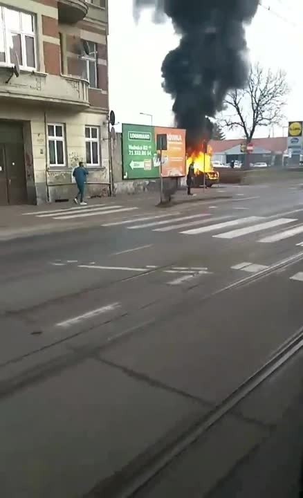 Pożar na Hubskiej. Auto całe w płomieniach [FILM]                             