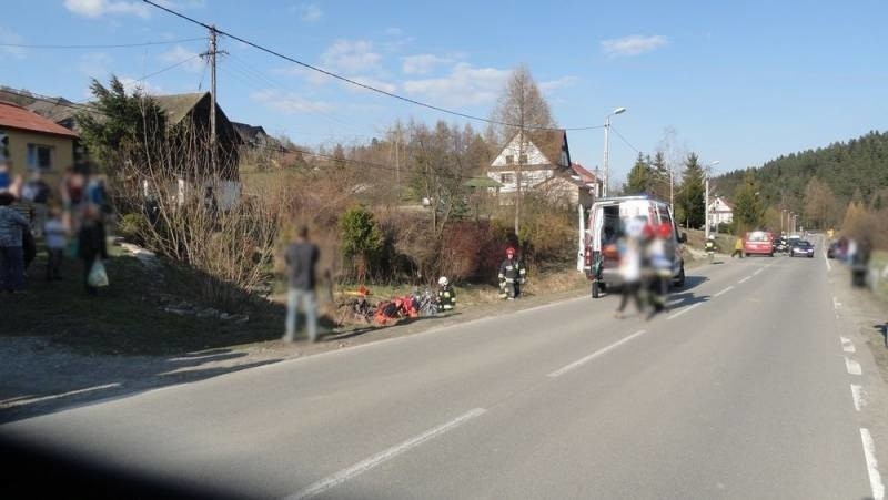 Kierująca autem nie dostrzegła motocyklisty. Mężczyzna jest ranny [ZDJĘCIA]