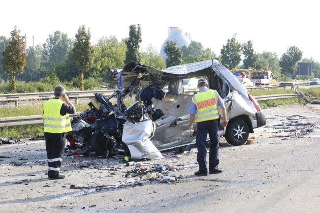 Wypadek pod Dreznem na A4. Zmarła 11 ofiara wypadku polskiego autokaru i busa [ZDJĘCIA]