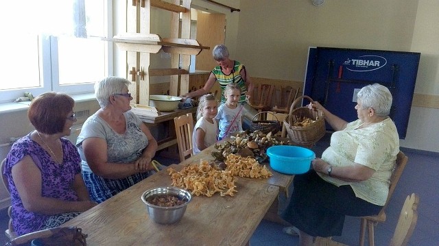 Panie ze Stowarzyszenia Kobiet Nad Brdą na brak grzybów nie mogły narzekać. Przyrządziły z niej smaczną zupę grzybową, którą dzielono na corocznym festynie grzybowym w Męcikale.