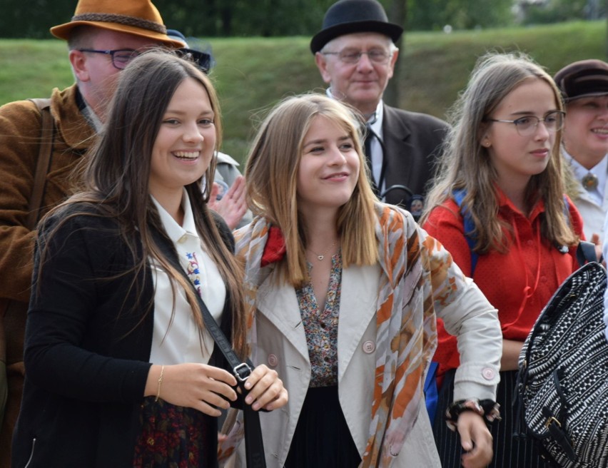 Ostrołęka. Gra miejska „Ostrołęcki bedeker, czyli wrota czasu”. Na imprezę zaprosiło Muzeum Kultury Kurpiowskiej