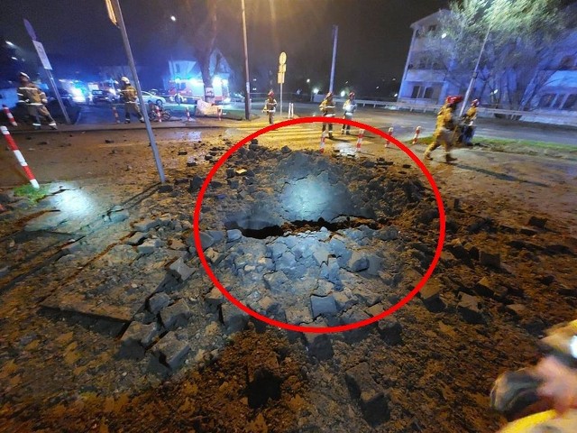 Wybuch gazu na ulicy Dambonia w Opolu spowodował powstanie wielkiej dziury w ziemi.