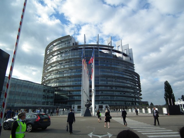 Główny budynek z pozoru wygląda tak, jak rok wcześniej - okazała architektura, rząd flag umocowanych  na masztach.