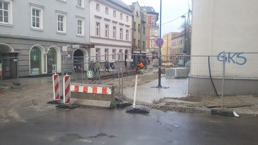 Montaż zabytkowych torów tramwajowych na ulicy Górnych Wałów...