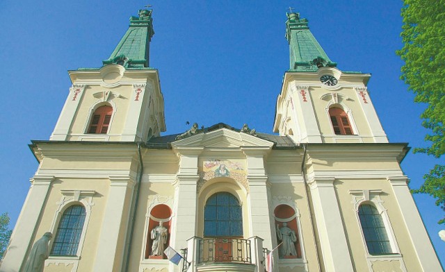 Rokitno to dawna posiadłość cystersów z Bledzewa. W latach 1740-1762 zakonnicy wybudowali tam świątynię wg projektu królewskiego architekta Karola Marcina Frantza. Konsekrowany w 1748 r. kościół w latach zaborów był jednym z filarów polskości i katolicyzmu na Ziemi Międzyrzeckiej. We wrześniu 2001 r. papież Jan Paweł II podniósł ją do rangi bazyliki mniejszej, co ogłoszono 3 maja 2002 r. podczas diecezjalnych uroczystości Matki Bożej Królowej Polski. Rok temu sanktuarium w Rokitnie zwyciężyło w plebiscycie Czytelników "GL&#8221; na Cuda Ziemi Lubuskiej.