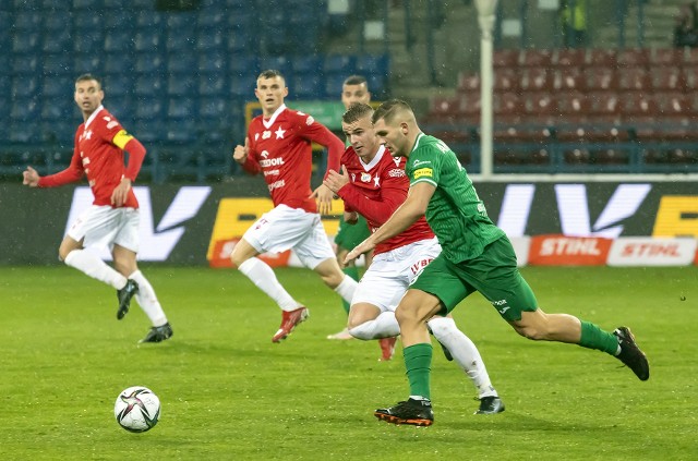 W rundzie jesiennej w meczu rozegranym w Krakowie, Radomiak po golu Karola Angielskiego (z piłką) z rzutu karnego wygrał 1:0 z Wisłą.