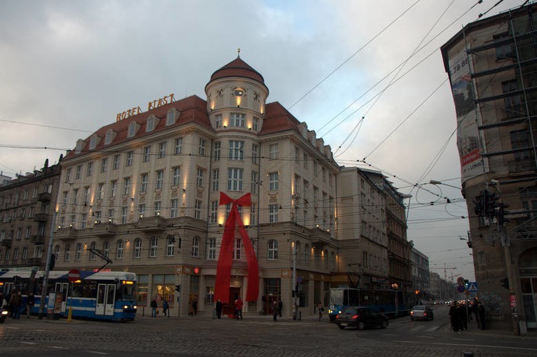 Hotel Piast po remoncie - naprzeciw zamkniętego hotelu Grand