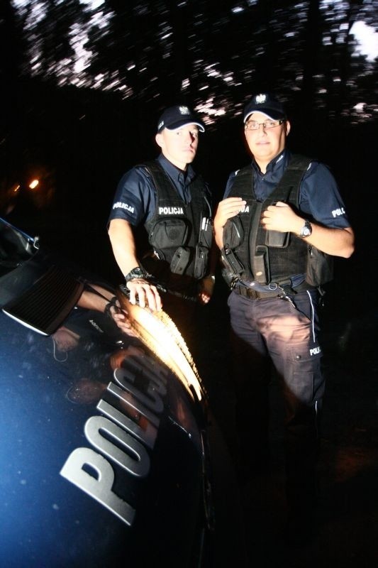 Na służbie: sierż. Adam Smuczyński (z lewej) i sierż. Tomasz Kłocznyk. Policjanci muszą być gotowi na każdą sytuację. Nawet na użycie broni.