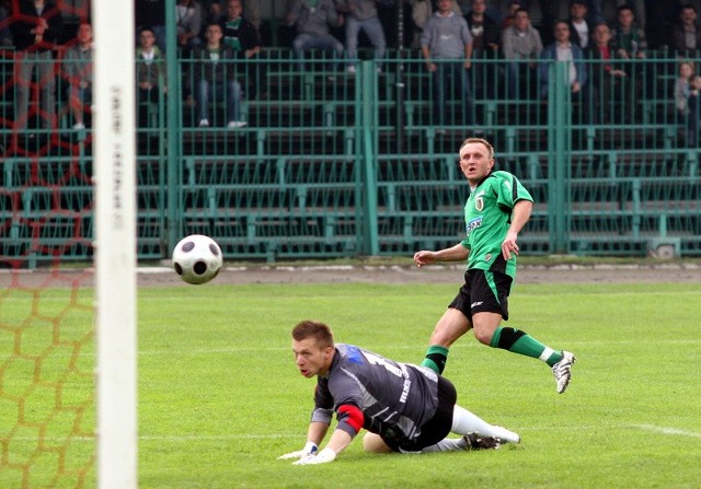 Tak padł drugi gol dla Stali w meczu ze Zniczem, autorstwa Cezarego Czpaka (z prawej).