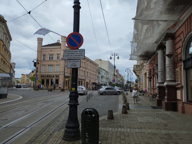 Nawet jeśli widoczne auta zatrzymały się pod hotelem tylko na chwilę, to skutecznie umożliwiają innym kierowcom korzystanie z zatoki.