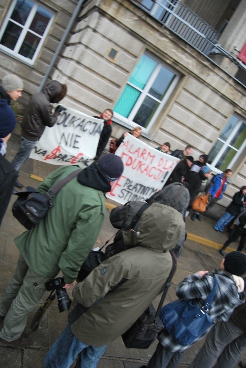 Bialostoccy studenci protestowali na Placu Uniwersyteckim.