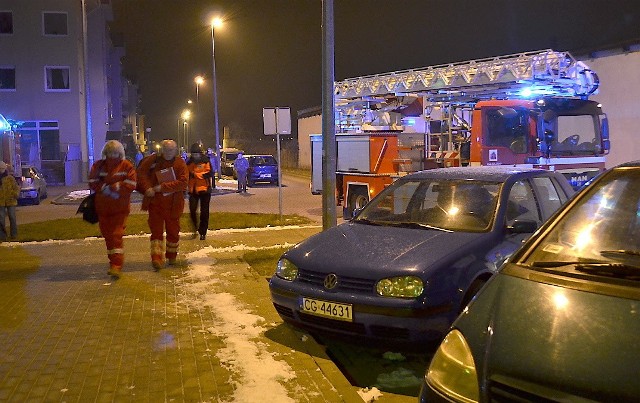 Na sygnale zajechały kolejno cztery wozy strażackie, wezwano także drugą karetkę pogotowia. Na zdjęciu - załoga karetki spieszy z pomocą lokatorom, których mieszkanie się zapaliło