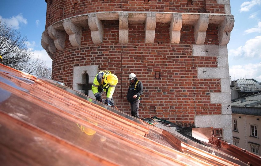Remontowany dawny Arsenał już pod nowym dachem [ZDJĘCIA]