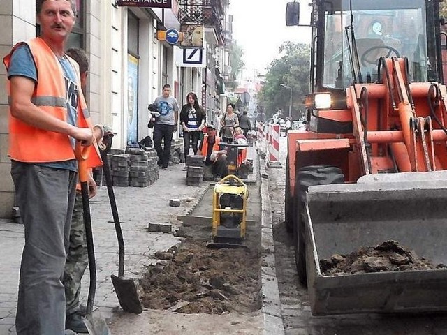 Grudziądz. Slalomem w centrum: wymieniają kable trakcji tramwajowej