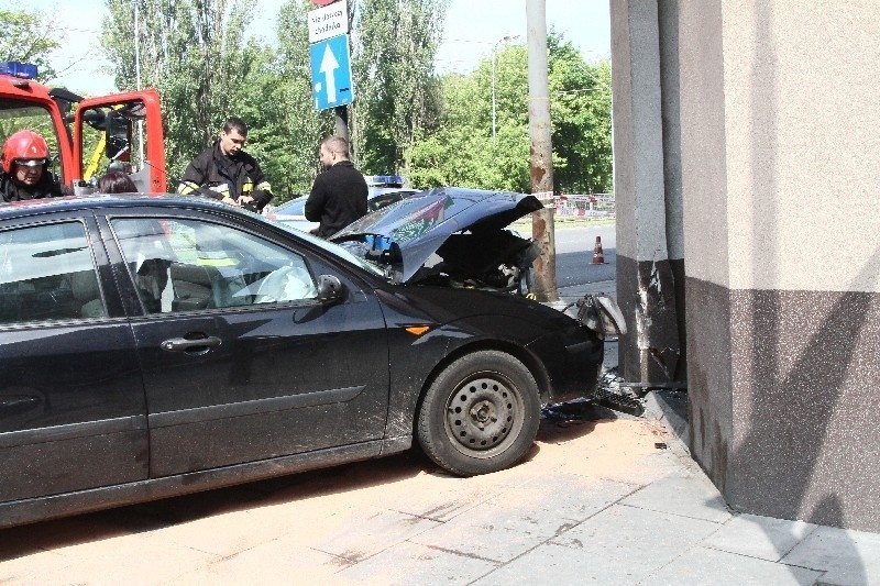 Wypadek na ul. Zgierskiej. Samochód uderzył w aptekę, sprawca zbiegł