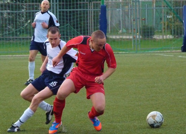 Grzegorz Gliński (czerwony strój) strzelił gola i zanotował ważną asystę przy zwycięskim trafieniu swojego zespołu.