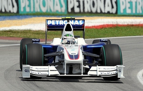 Niemiec Nick Heidfeld z BMW-Sauber zajął w Grand Prix Malezji drugie miejsce. Na identycznym stopniu podium stanął w ubiegłym roku Robert Kubica, który tym razem, z powodu awarii bolidu, nie ukończył wyścigu na torze Sepang.