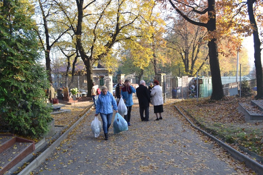 Rybnik: Pierwsze korki, wolne parkingi, ludzie sprzątający...