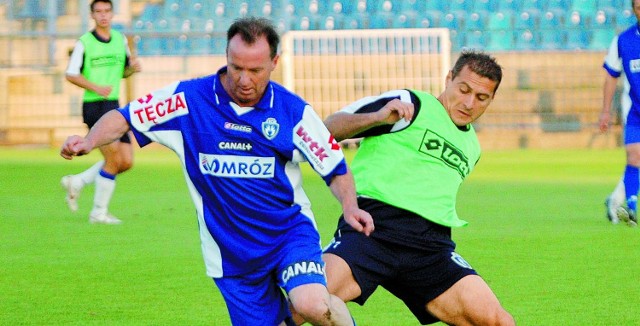 Mirosław Okoński po zakończonej karierze długo udzielał się w drużynie oldbojów. Na zdjęciu piłkę chce mu odebrać Piotr Świerczewski.