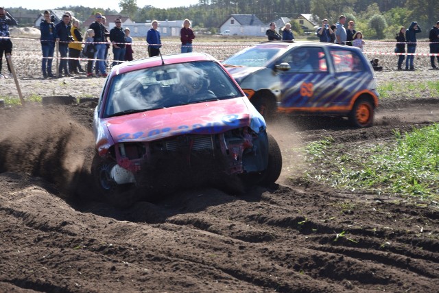 Na torze w Szkocji  koło Bydgoszczy odbyła się pierwsza edycja Wrak Race Bydgoszcz, czyli wyścigów wraków samochodów. To prawdziwa gratka dla fanów motoryzacji. Impreza trwała cały dzień (godz. 8-22). Poza wyścigami w ofercie także festyn, na którym nie zabrakło atrakcji dla dzieci, stoisk gastronomicznych i konkursów.  Trudno było nie trafić bo organizatory przy DK nr 5 ustawili dźwig i zawiesili na jego ramieniu wrak samochodu.  Przyjechały tłumy. Wśród ścigających się m.in. burmistrz Szubina Artur Michalak, który siadł za kierownicą "Fury Artura".Nie wszystkie auta dojechały do mety. Trzeba je było ściągać z toru.  Wydarzenie to miało także charytatywny cel. Pomoc dla Aleksandry Katki z Zamościa, która urodziła się z dziecięcym porażeniem mózgowym. Dziś jest dorosła, ale porusza się na wózku i wymaga stałej rehabilitacji. Flesz: Mundurowi mają dość. Co dalej z naszym bezpieczeństwem? 