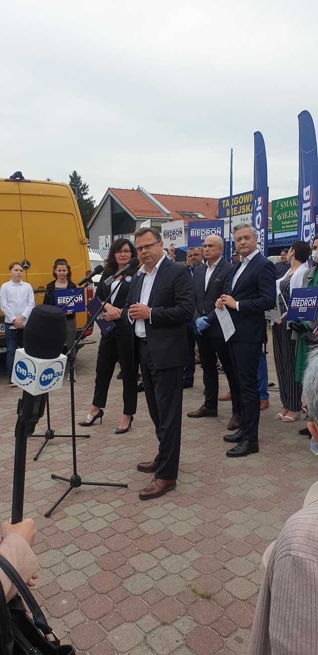 Kandydat na prezydenta Polski Robert Biedroń na targowisku w Końskich (ZAPIS TRANSMISJI)