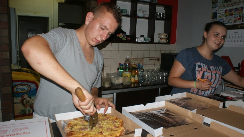 Dariusz Szmagliński z "Romy" przygotowuje pizze przed...