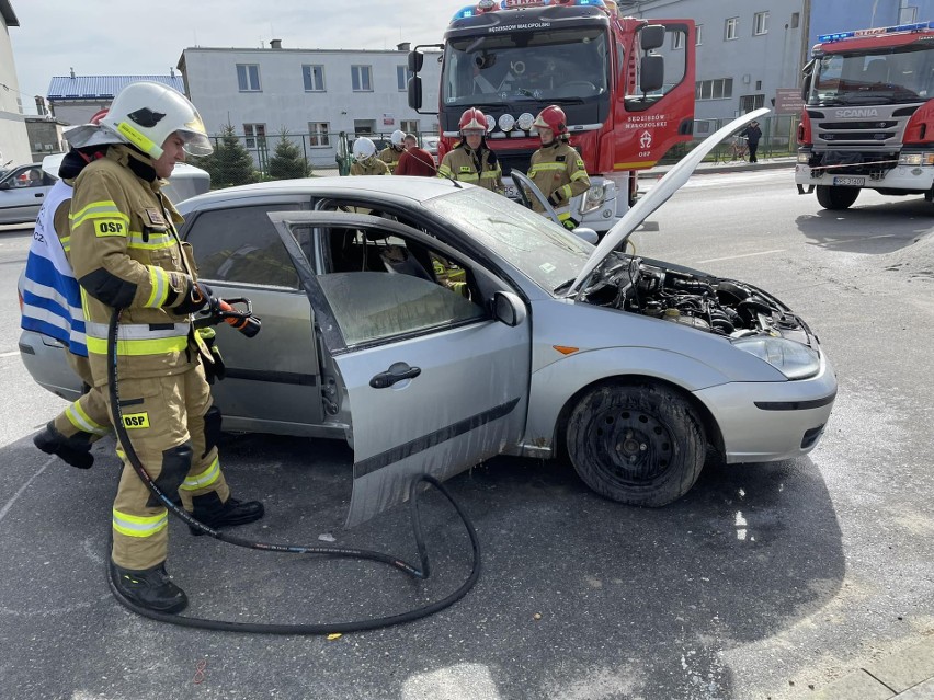 Pożar samochodu osobowego w Sędziszowie Małopolskim. Nikt nie ucierpiał [ZDJĘCIA]