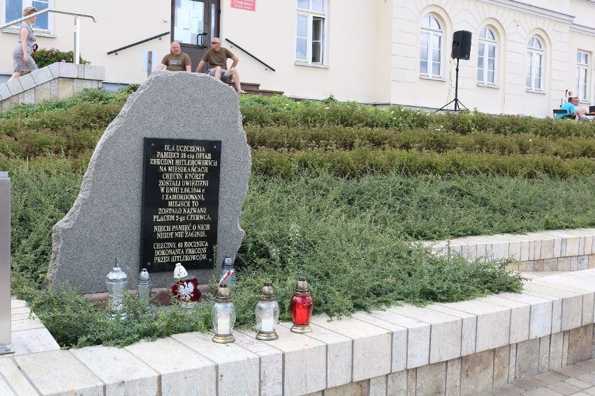 "Kadrówka" w Chęcinach. Uczestnicy marszu i władze miasta złożyli wieńce pod tablicą pamięci ofiar pacyfikacji Chęcin [ZDJĘCIA]