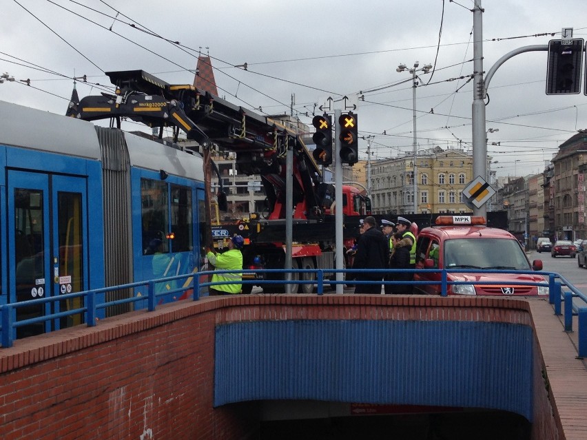 Wykolejenie tramwaju linii 33 na pl. Jana Pawła II