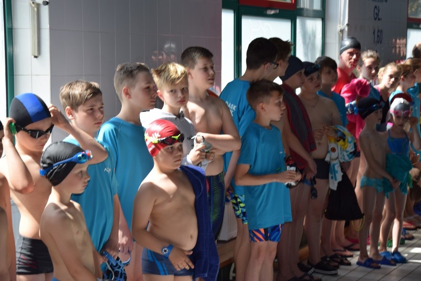Rodzinna sztafeta pływacka "Pływajmy razem" w Łasku [zdjęcia i wideo]