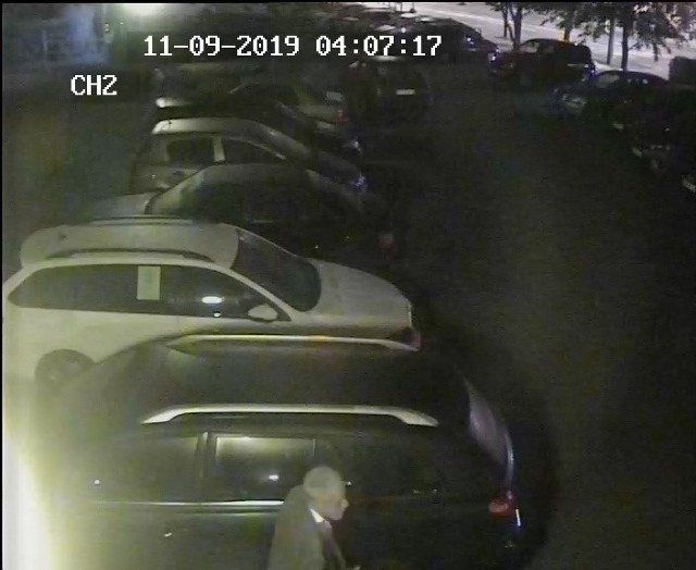 Mężczyzna w godzinach popołudniowo-nocnych podpalił samochód zaparkowany na jednej z miejskich ulic. Policjanci opublikowali nagranie z jego wizerunkiem.