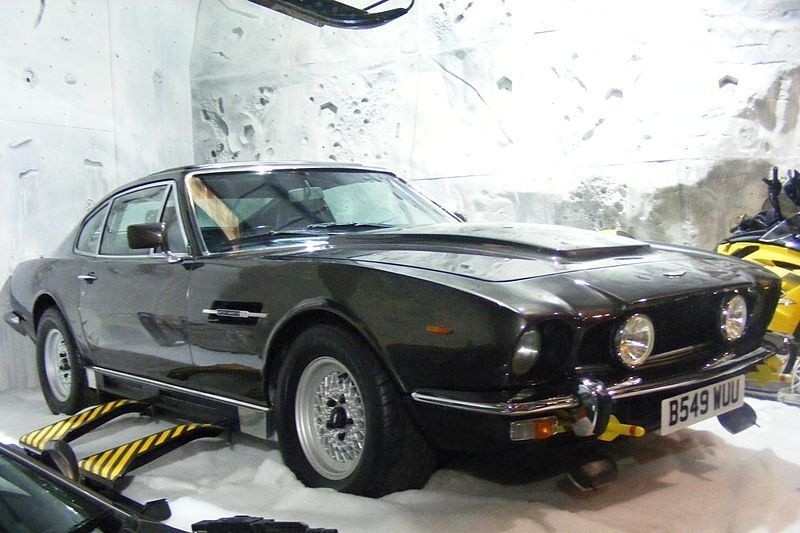 Aston Martin V8 Vantage, James Bond 007 Museum źródło:...