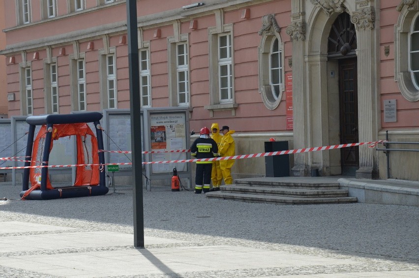 Wrocław: Tajemnicza koperta w urzędzie miejskim przy pl. Nowy Targ (FILM, ZDJĘCIA)