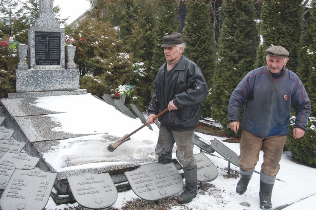 Bracia Henryk i Zdzisław Szepietowscy mieszkają tuż obok miejsca tragedii z 1944 r. Ich matka uniknęła śmierci, bo pojechała do rodziny.