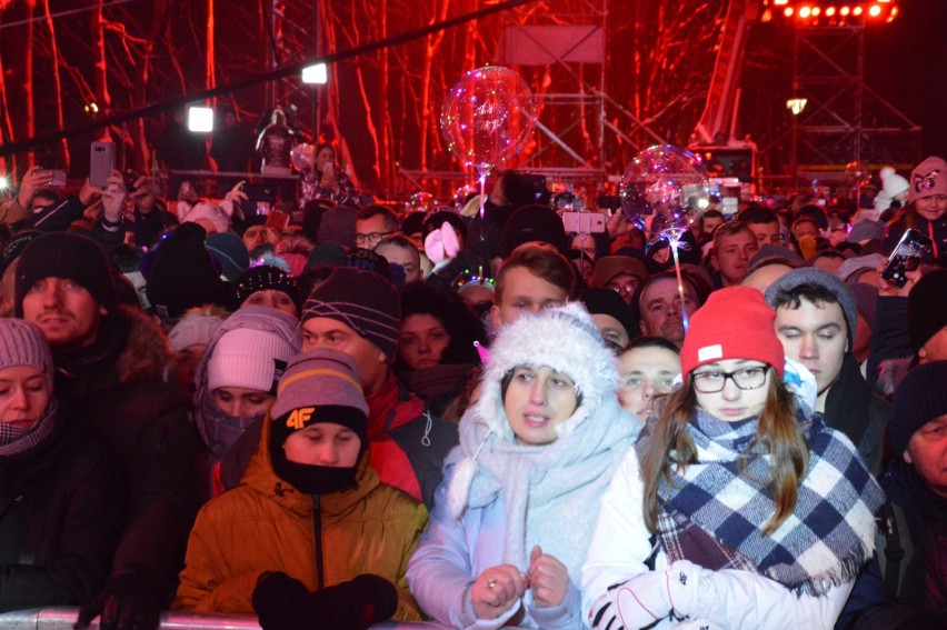 Sylwester 2018 w Zakopanem. Tak na Równi bawiła się publiczność oraz VIPy (w tym marszałek sejmu)