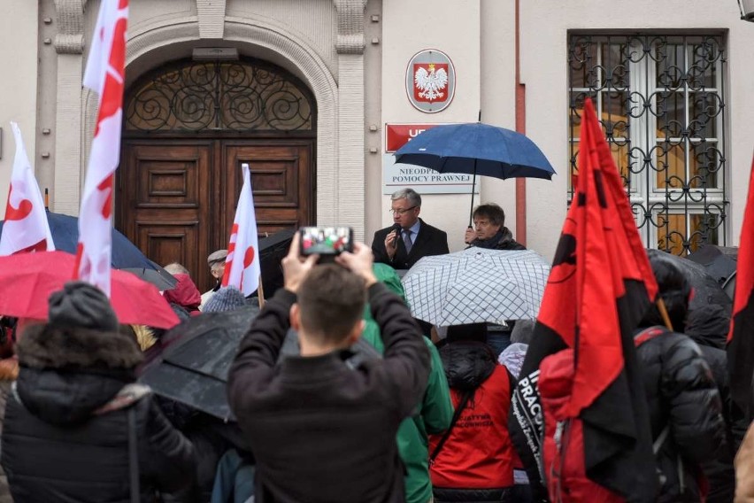 Poznań: Pracownicy protestują przed urzędem miasta. Wyszedł do nich prezydent [ZDJĘCIA]