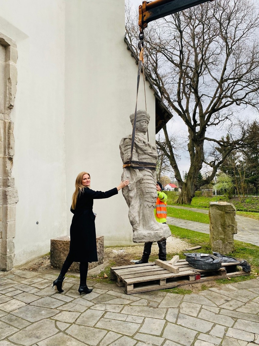 Rzeźby świętego Zygmunta i Zygmunta Karola Radziwiłła stanęły przed zamkiem w Szydłowcu. Zobaczcie zdjęcia