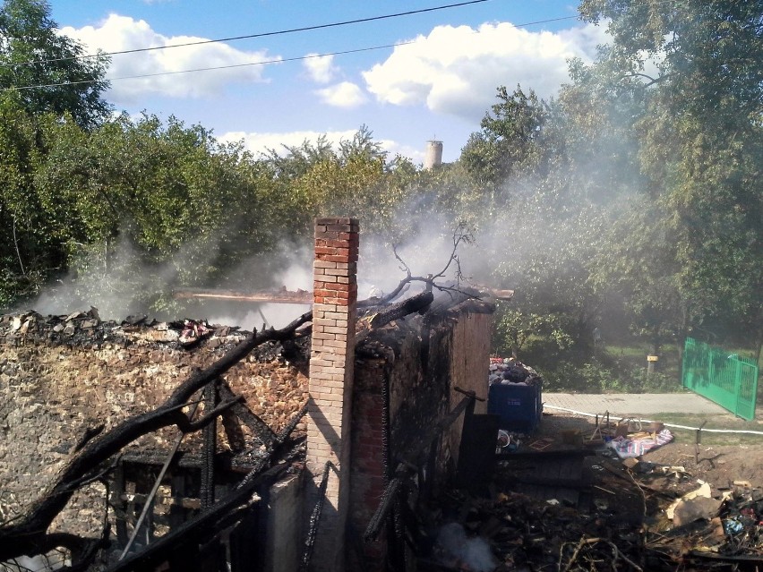 W środę po południu strażacy gasili opuszczony dom murowany...