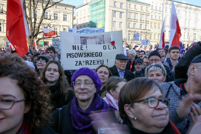 Obrońcy Demokracji opanowali krakowski Rynek Główny [ZDJĘCIA] [WIDEO]
