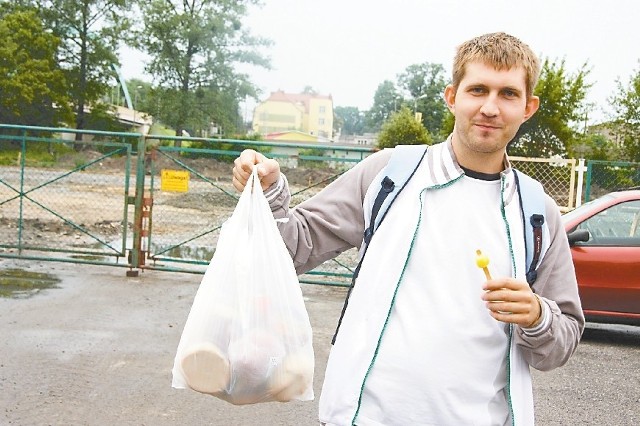 Tutaj będzie nowy supermarket. - Jak będzie tanio to z pewnością tu przyjdę - mówi Bartkinueh Szulc. (fot. Tomasz Dragan)