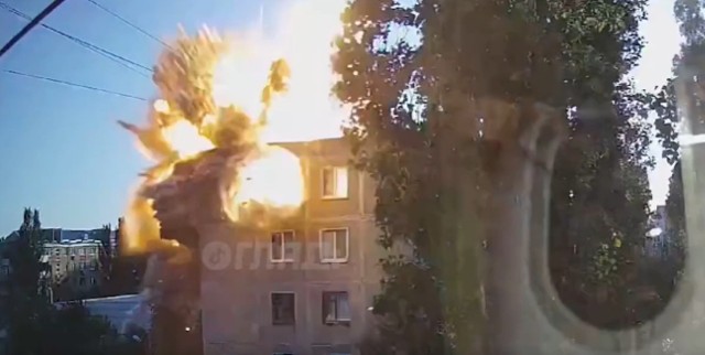 Rosyjski pocisk uderzył w blok mieszkalny w Mikołajowie. W wyniku eksplozji zginęło minimum 5 osób.