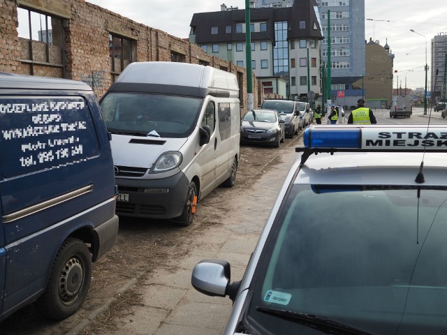 Nielegalnie zaparkowane samochody są zmorą mieszkańców i strażników miejskich