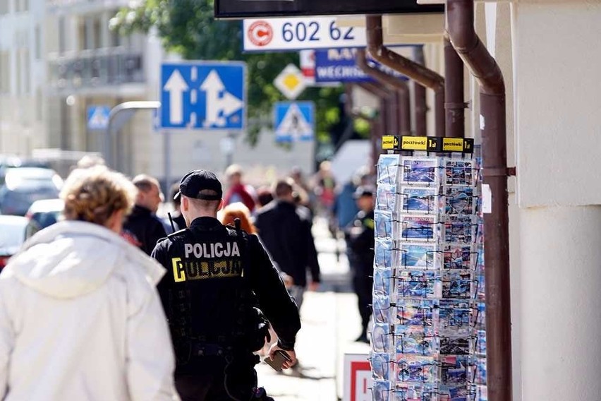 Policjanci z Komendy Powiatowej Policji w Kamieniu Pomorskim...