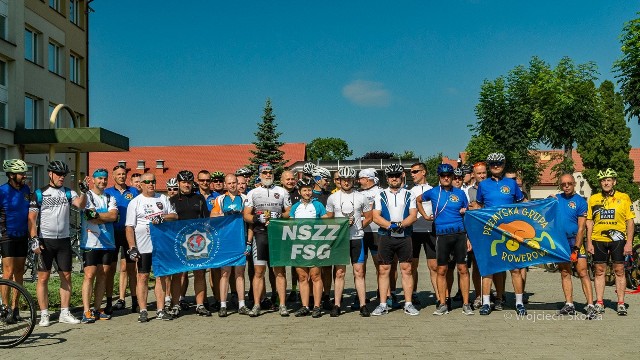 Uczestnicy akcji „Mundur na rowerze” tuż przed startem do etapu Przemyśl - Tomaszów Lubelski.