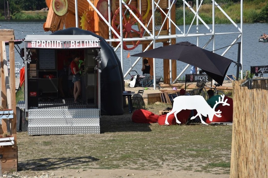 Wrocławianie tańczyli salsę na plaży Hot Spot nad Odrą